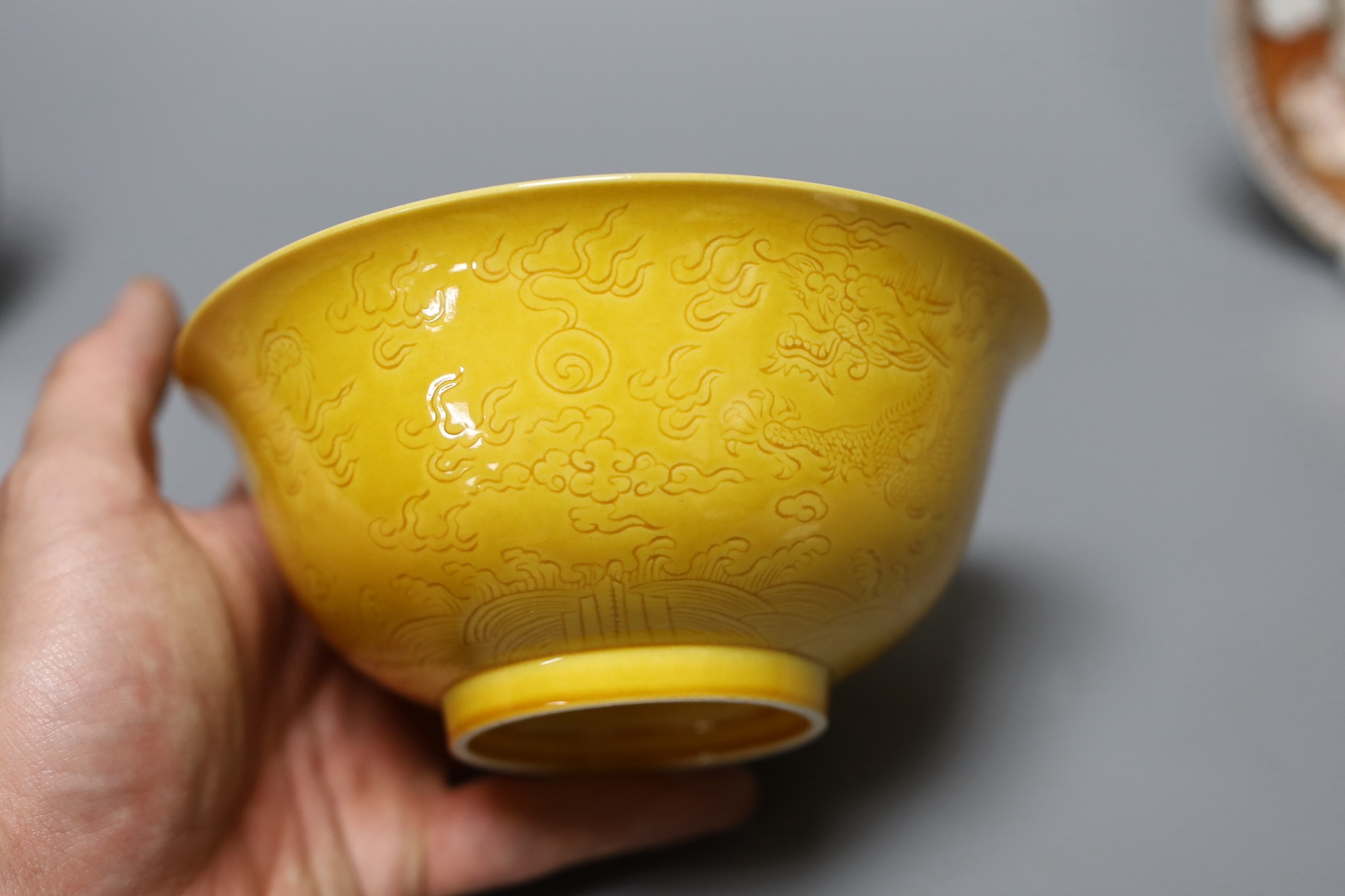 An 18th century Chinese export saucer dish (a.f), a Chinese blue and white dish and yellow ground ‘dragon’ bowl